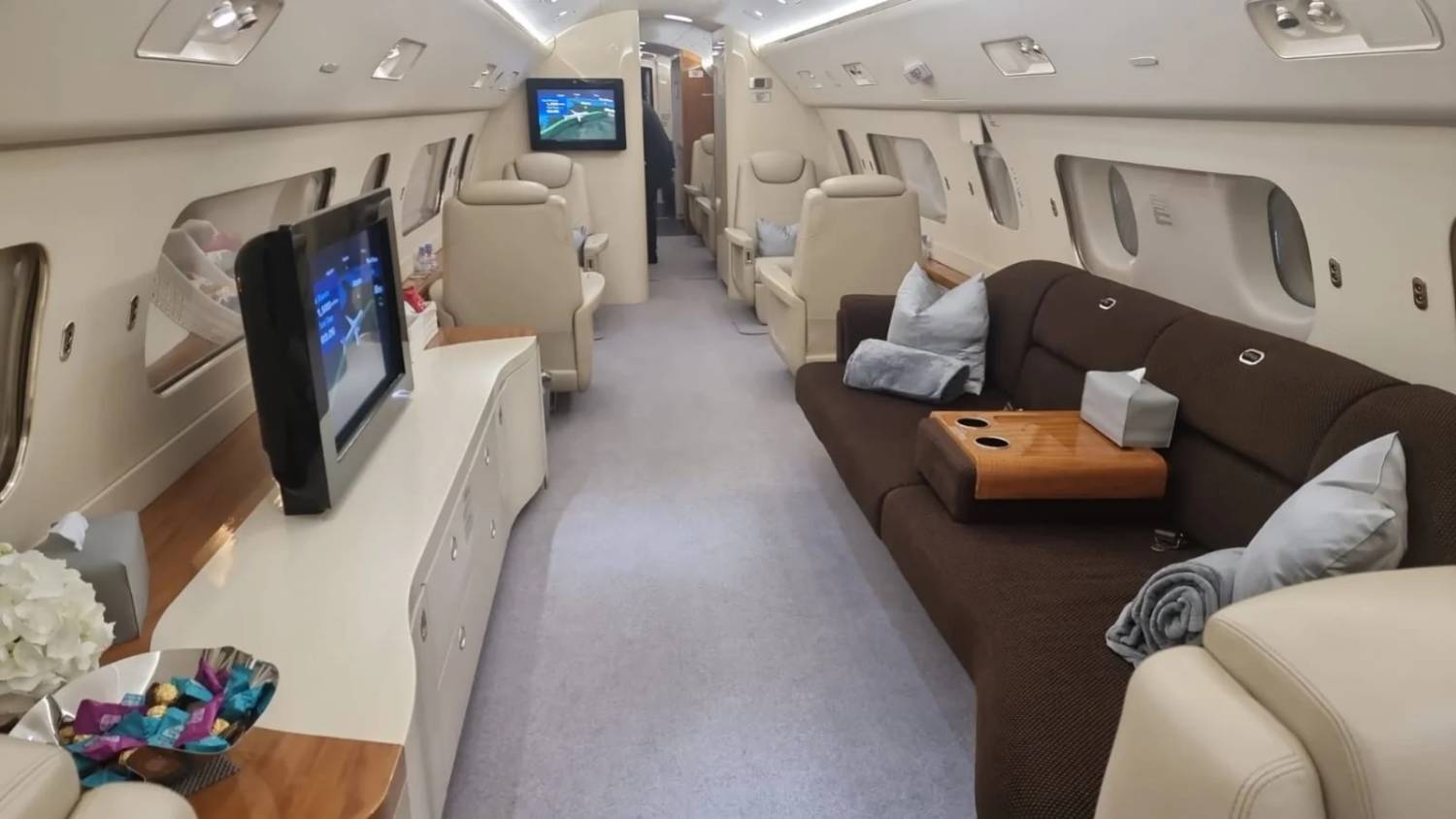 EMBRAER LINEAGE 1000