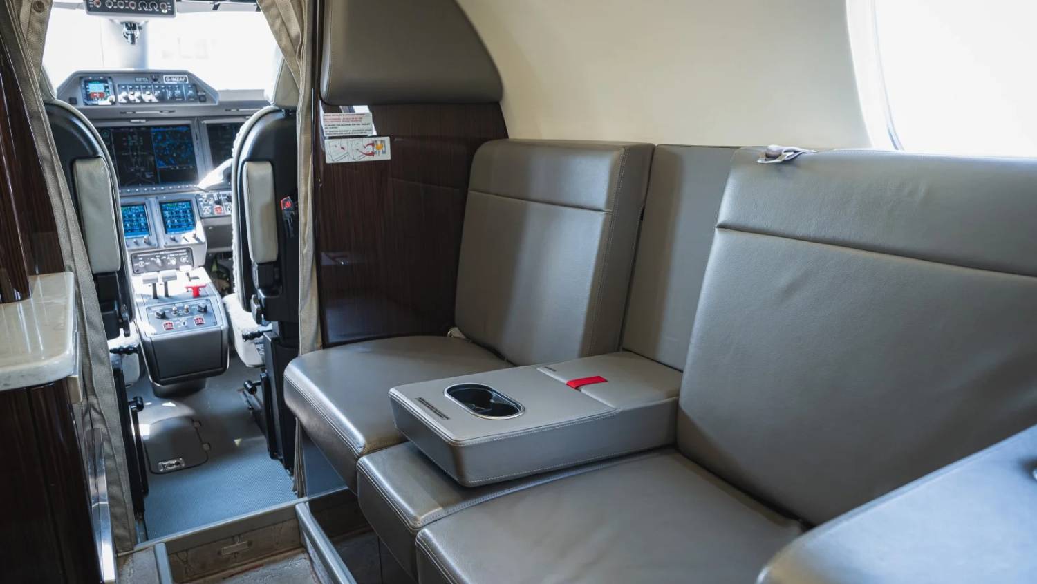 EMBRAER PHENOM 300
